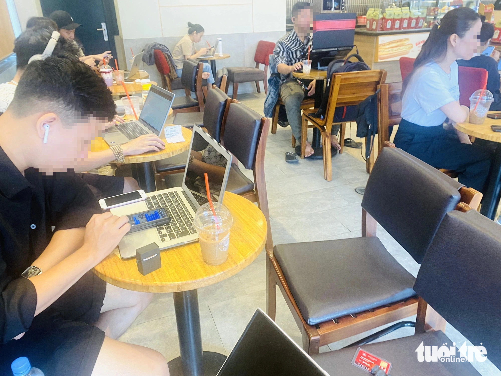 Khách ôm laptop ‘cắm rễ’ ở quán cà phê mùa nóng: Khéo chiều dễ thành khách ruột- Ảnh 1. Nhiều người trẻ chọn quán cà phê để làm việc, học tập những ngày hè nắng nóng - Ảnh: ĐOÀN NHẠN