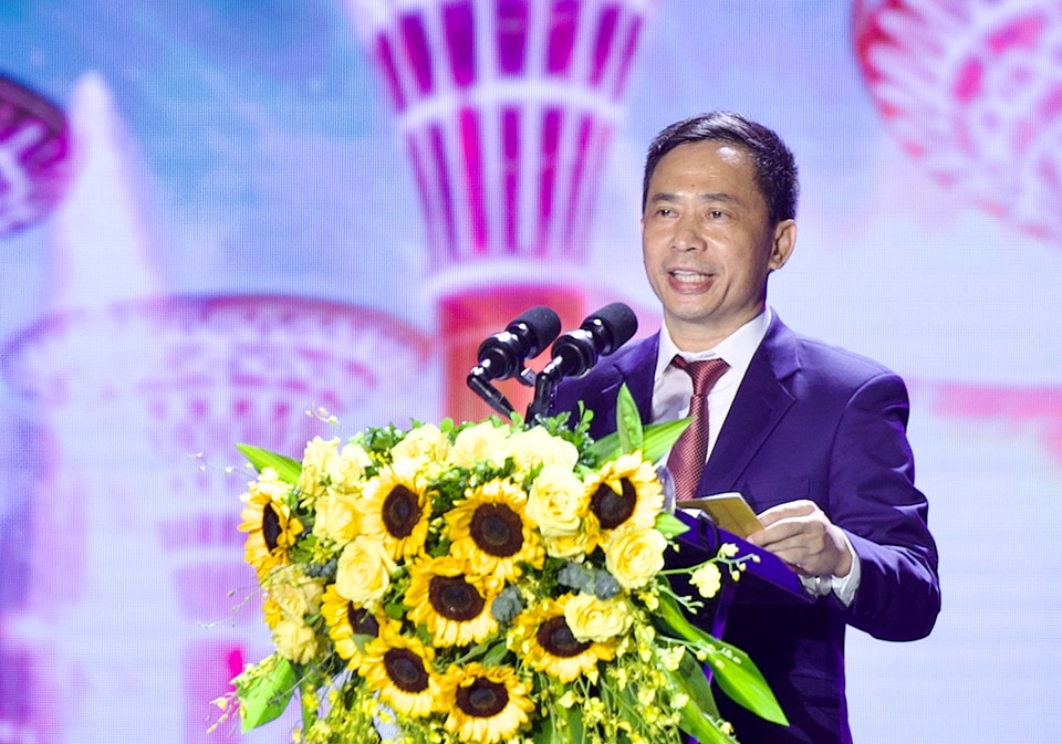 Le président du Comité populaire de la ville de Sam Son, Le Van Tu, a pris la parole lors de la cérémonie d'ouverture.
