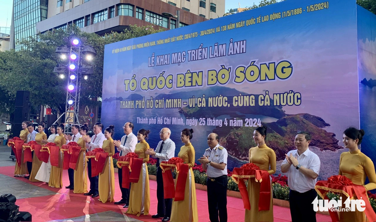 Cắt băng khai mạc triển lãm ảnh Tổ quốc bên bờ sóng - Ảnh: HOÀI PHƯƠNG Cắt băng khai mạc triển lãm ảnh Tổ quốc bên bờ sóng - Ảnh: HOÀI PHƯƠNG