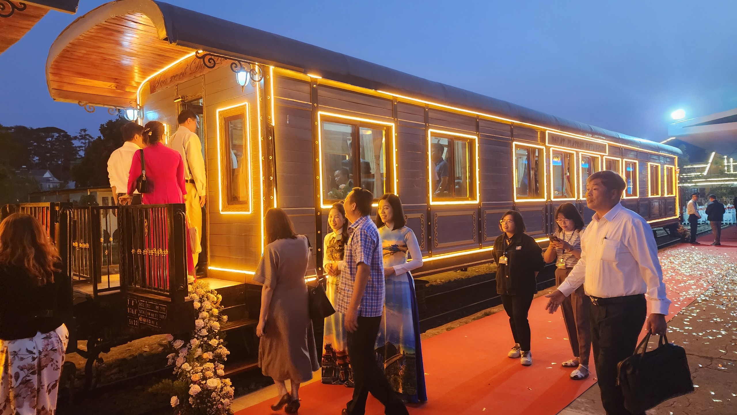 Khám phá Đà Lạt về đêm bằng xe lửa cổ- Ảnh 1. Du khách và người dân Đà Lạt tham gia khám phá hành trình đêm Đà Lạt bằng xe lửa cổ