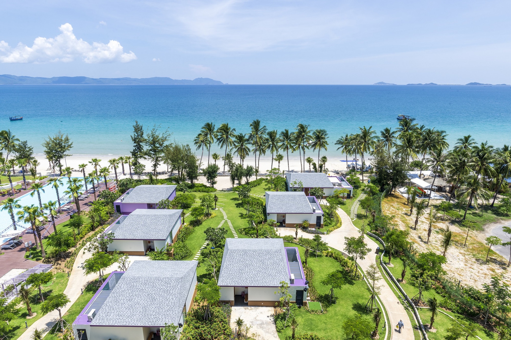 Tại TTC Van Phong Bay Resort, du khách có thể hòa mình vào biển cả bao la và cát mịn êm đềm vỗ về từng bước chân. Ảnh: Đ.H