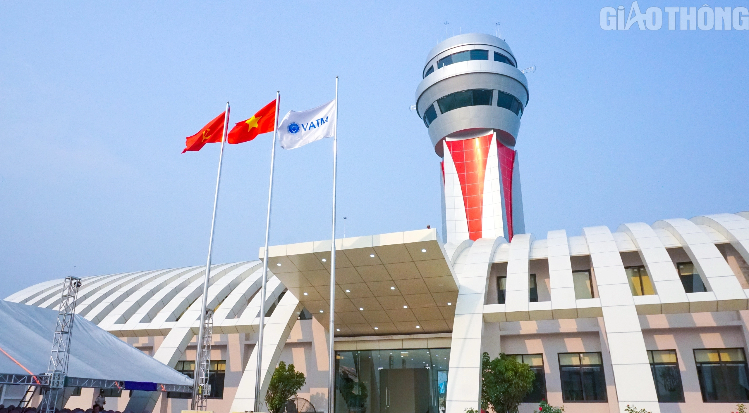 Tháp không lưu cao 36m, cách điệu hình dáng 5 cánh hoa ban mọc lên từ công trình nhà làm việc được thiết kế lấy cảm hứng từ công trình Hầm chỉ huy Tập đoàn cứ điểm Điện Biên Phủ. Tháp không lưu cao 36m, cách điệu hình dáng 5 cánh hoa ban mọc lên từ công trình nhà làm việc được thiết kế lấy cảm hứng từ công trình Hầm chỉ huy Tập đoàn cứ điểm Điện Biên Phủ.