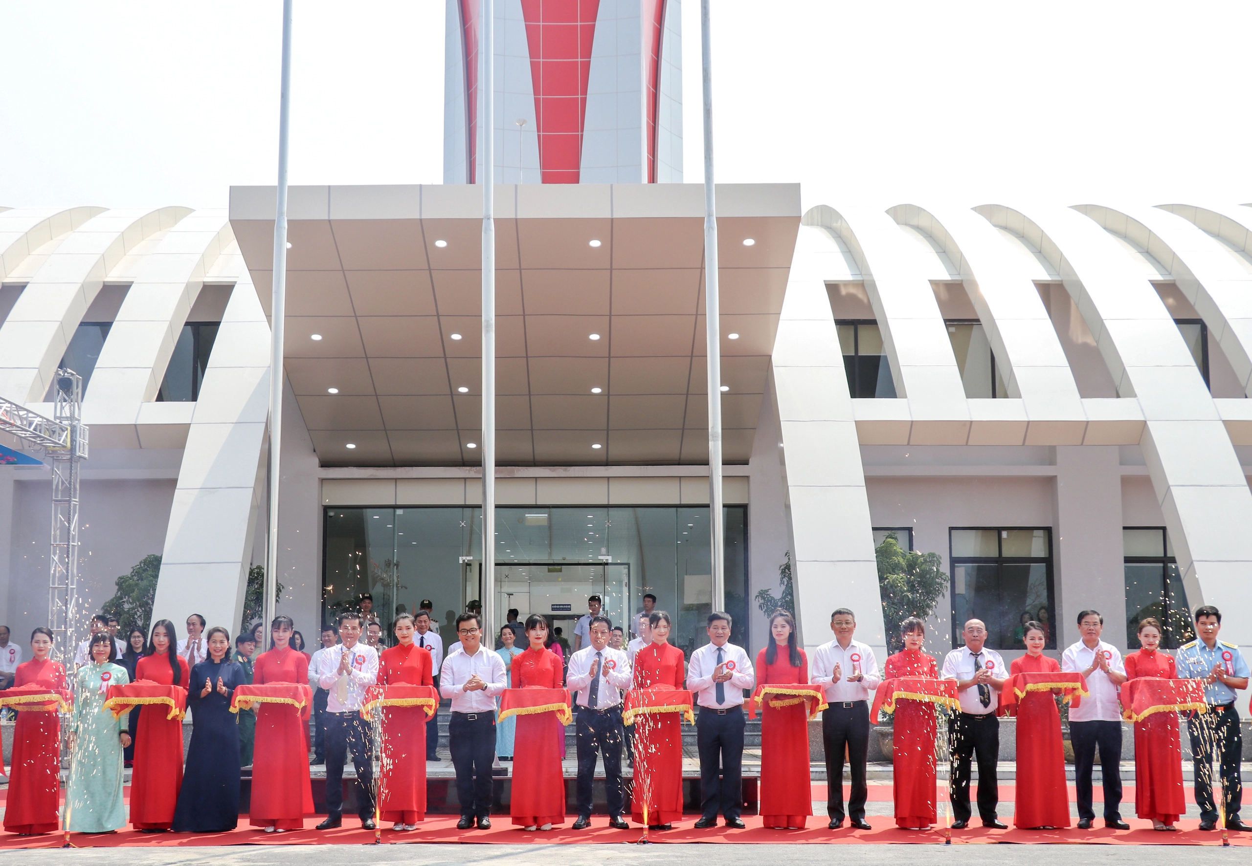 Lãnh đạo địa phương, Tổng Công ty và các đơn vị cắt băng khánh thành dự án Đài Kiểm soát không lưu Điện Biên. Lãnh đạo địa phương, Tổng Công ty và các đơn vị cắt băng khánh thành dự án Đài Kiểm soát không lưu Điện Biên.