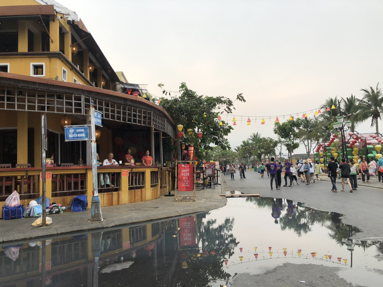 Khó tin cảnh khách lội bì bõm dưới vũng nước thải đen ngòm ở phố cổ Hội An- Ảnh 1. Khách du lịch ngồi bên nhà hàng bất đắc dĩ "ngắm một dòng sông khác" ngoài sông Hoài là vũng nước thải - Ảnh: C.T.