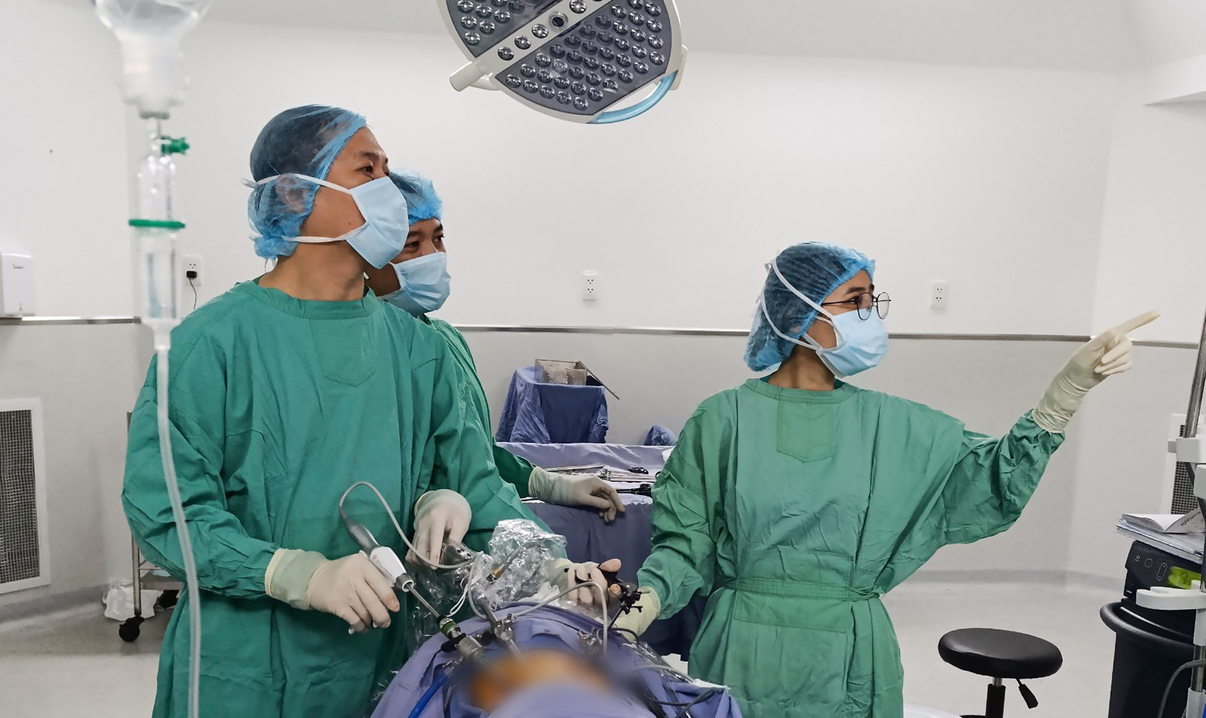 Khỏi bệnh tăng huyết áp nhờ phẫu thuật khối u tuyến thượng thận- Ảnh 1. Các bác sĩ phẫu thuật loại bỏ khối u cho bệnh nhân