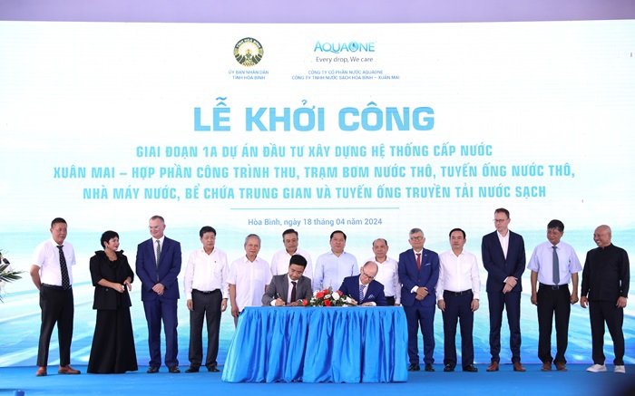 Đại biểu thành phố Hà Nội và tỉnh Hòa Bình chứng kiến Lễ ký kết giữa các đối tác của Công ty cổ phần nước AquaOne trong triển khai thực hiện Dự án