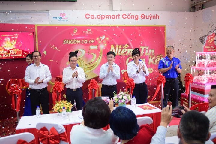 Lãnh đạo Saigon Co.op thực hiện nghi thức khởi động chương trình.