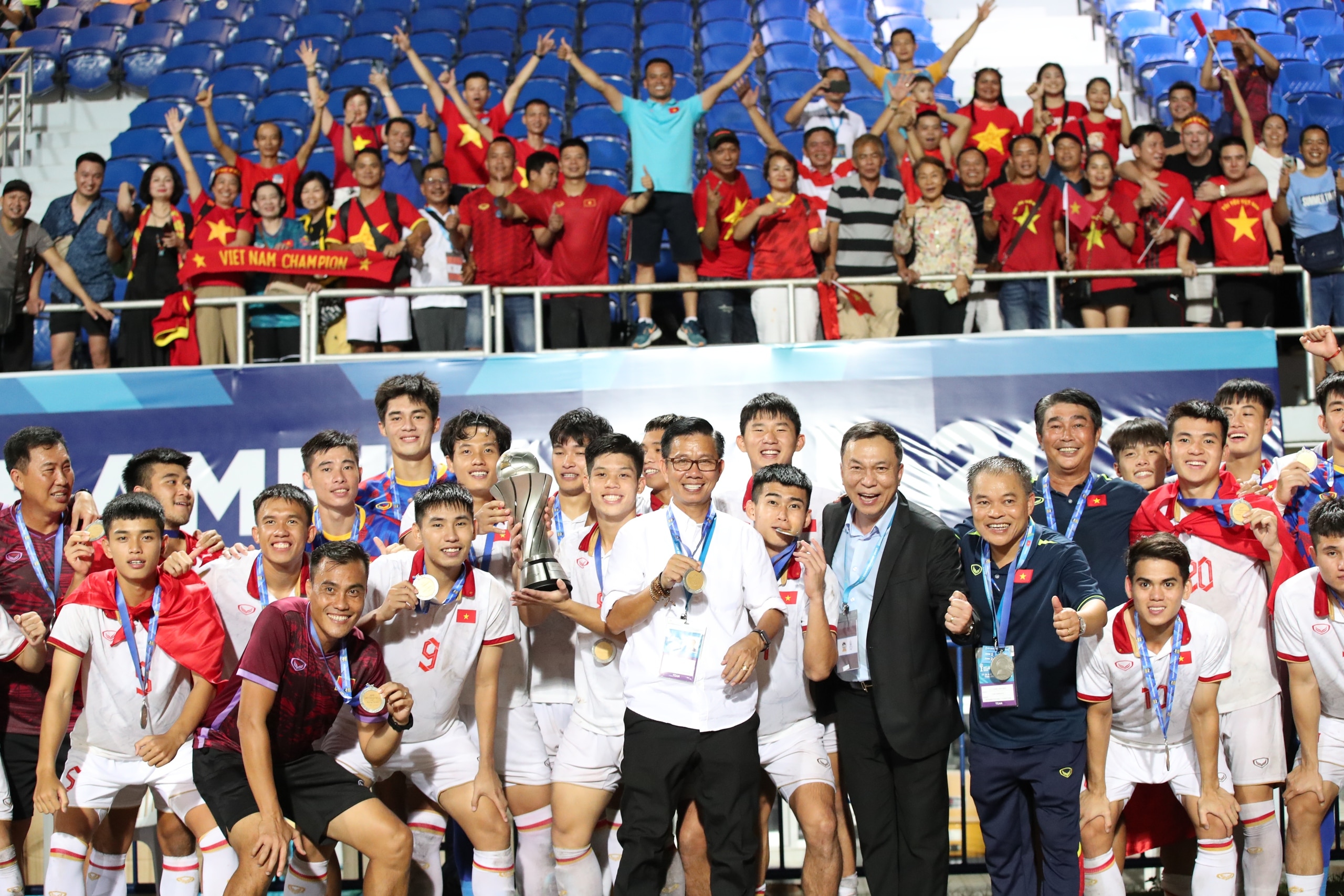HLV Hoàng Anh Tuấn cùng đội tuyển U.23 Việt Nam vô địch giải U.23 Đông Nam Á 2023 tại Thái Lan