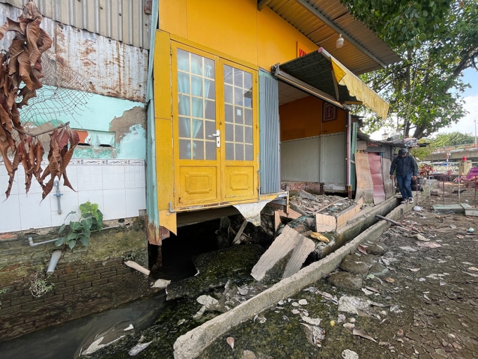 Một căn nhà bị ảnh hưởng đã được di dời người dân sau vụ sụt lún. Ảnh: Gia Minh