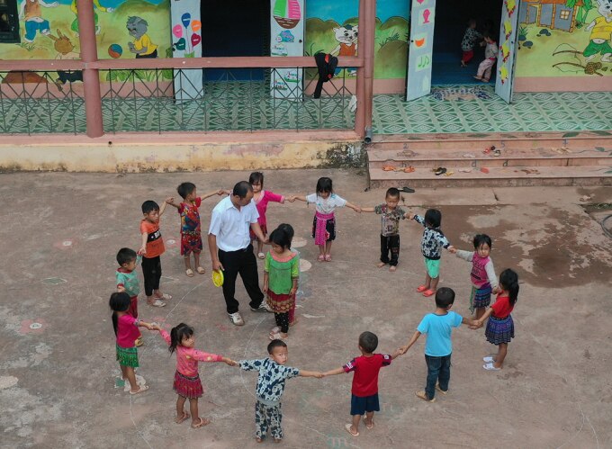 Thầy giáo hướng dẫn học sinh chơi trò chơi ở một trường mầm non của Điện Biên. Ảnh: Ngọc Thành