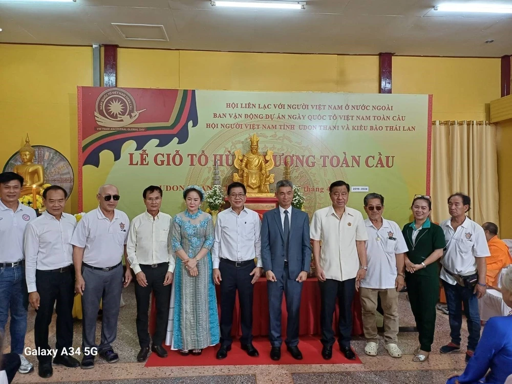 Tổng Lãnh sự Chu Đức Dũng chụp ảnh lưu niệm cùng kiều bào Thái Lan tại lễ Giỗ Tổ Hùng Vương. (Ảnh: TTXVN phát)
