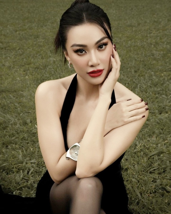 Kim Duyên sinh năm 1995, từng đoạt á hậu 2 tại Miss Supranational 2022. Trước đó, người đẹp lên ngôi á hậu một Hoa hậu Hoàn vũ Việt Nam 2019, sau đó thi Miss Universe 2021, vào top 16 chung cuộc.
