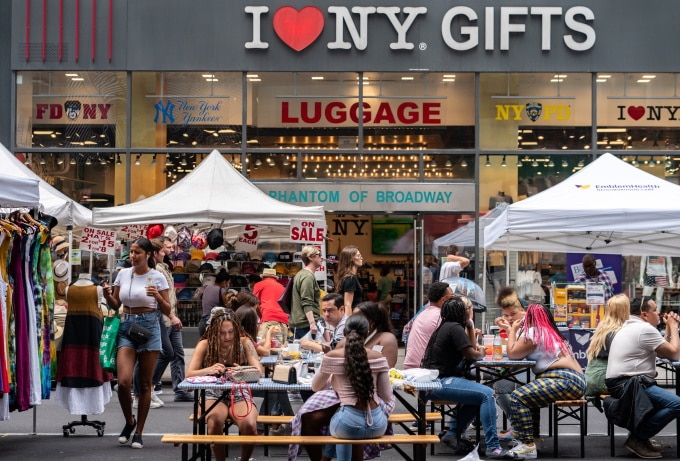 Người Mỹ mua sắm tại một hội chợ ở thành phố New York. Ảnh: Reuters