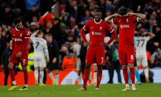 Các cầu thủ Liverpool thất vọng sau khi tan trận lượt đi tứ kết Europa League trên sân Anfield ngày 11/4. Ảnh: Guardian