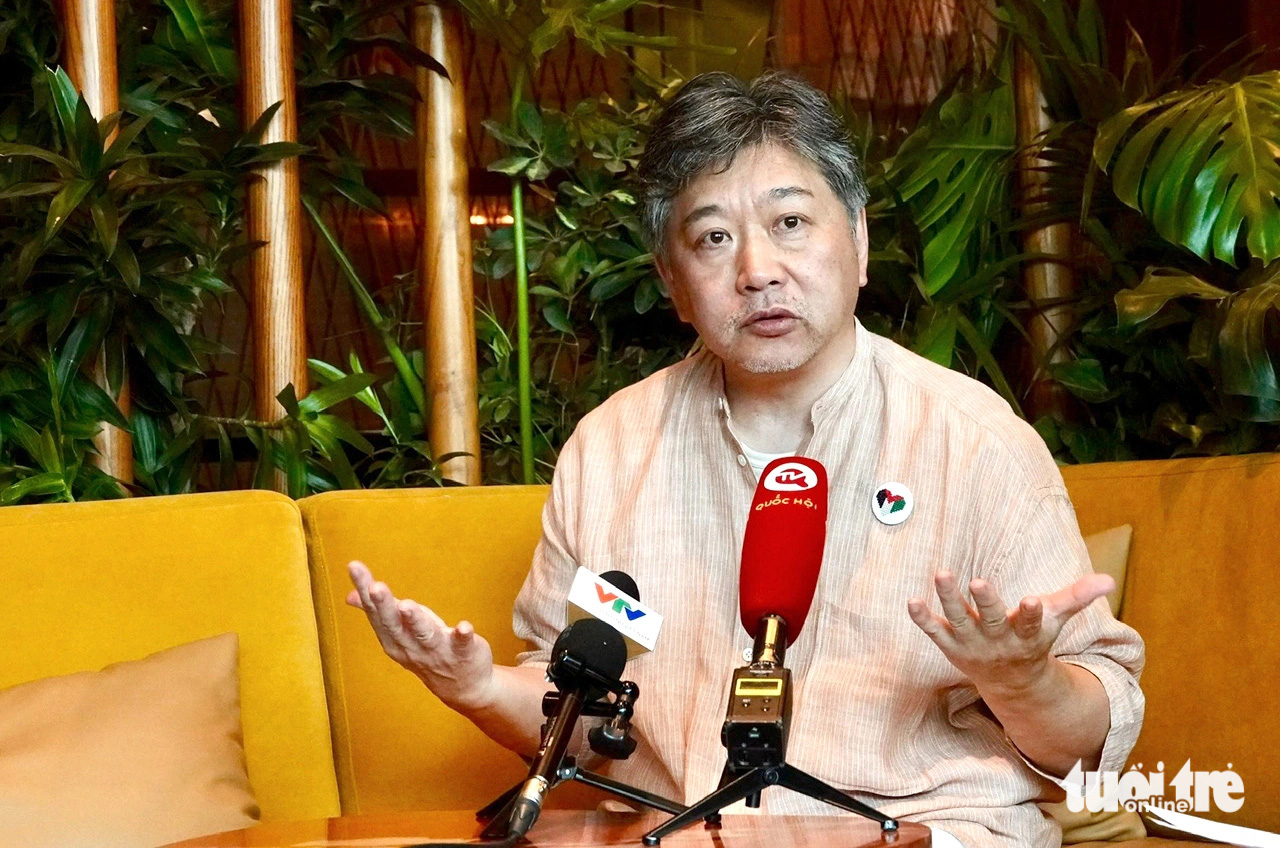 Đạo diễn Hirokazu Kore-eda trò chuyện cùng truyền thông Việt Nam chiều 10-4 - Ảnh: T.T.D. Đạo diễn Hirokazu Kore-eda trò chuyện cùng truyền thông Việt Nam chiều 10-4 - Ảnh: T.T.D.