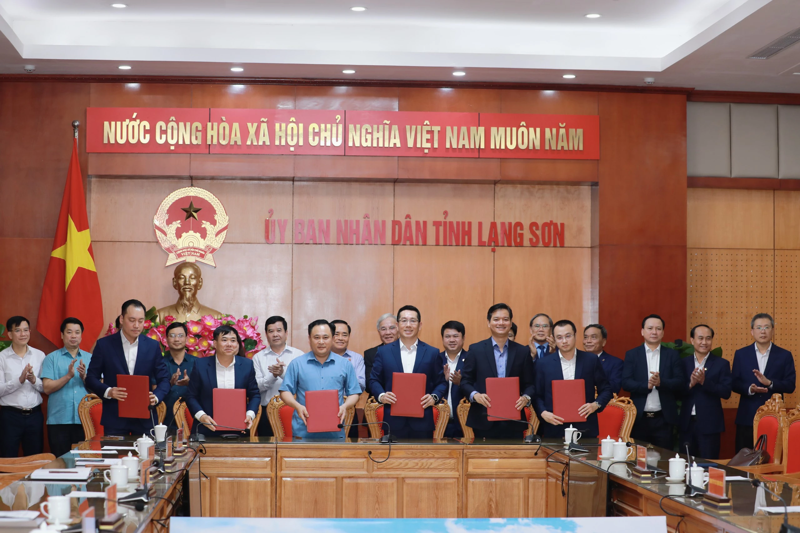 Ký kết hợp đồng BOT đầu tư cao tốc cửa khẩu Hữu Nghị - Chi Lăng- Ảnh 1. Ký kết hợp đồng BOT đầu tư cao tốc cửa khẩu Hữu Nghị - Chi Lăng- Ảnh 1.