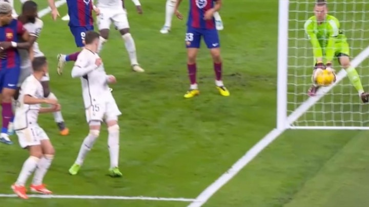 Tình huống nổ ra tranh cãi trong trận đấu giữa Real Madrid - Barcelona đêm qua