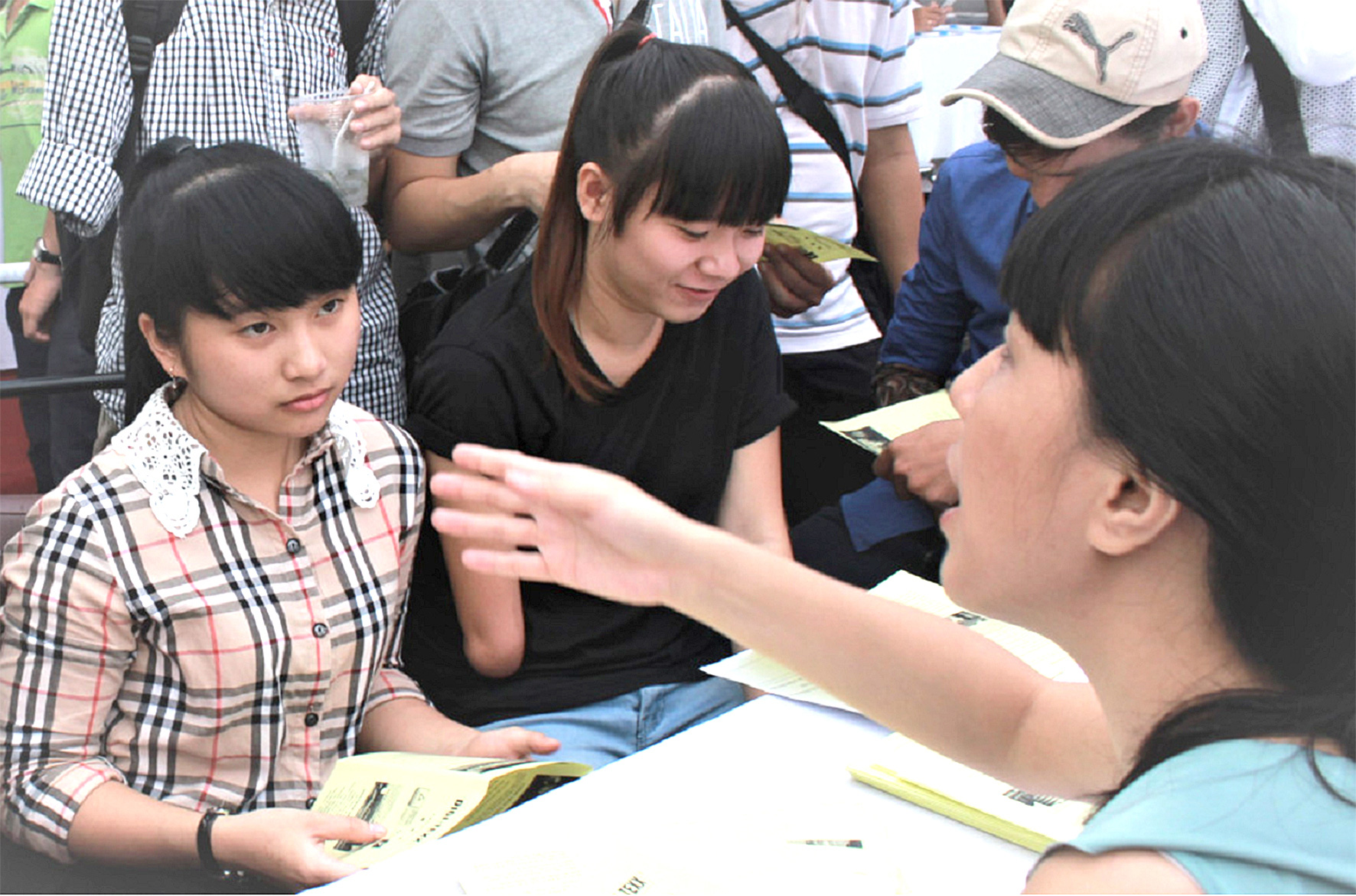 Người làm công tác xã hội với người khuyết tật phải như đang giúp người thân trong gia đình mới có thể gắn bó và làm tốt - Ảnh: Q.L.