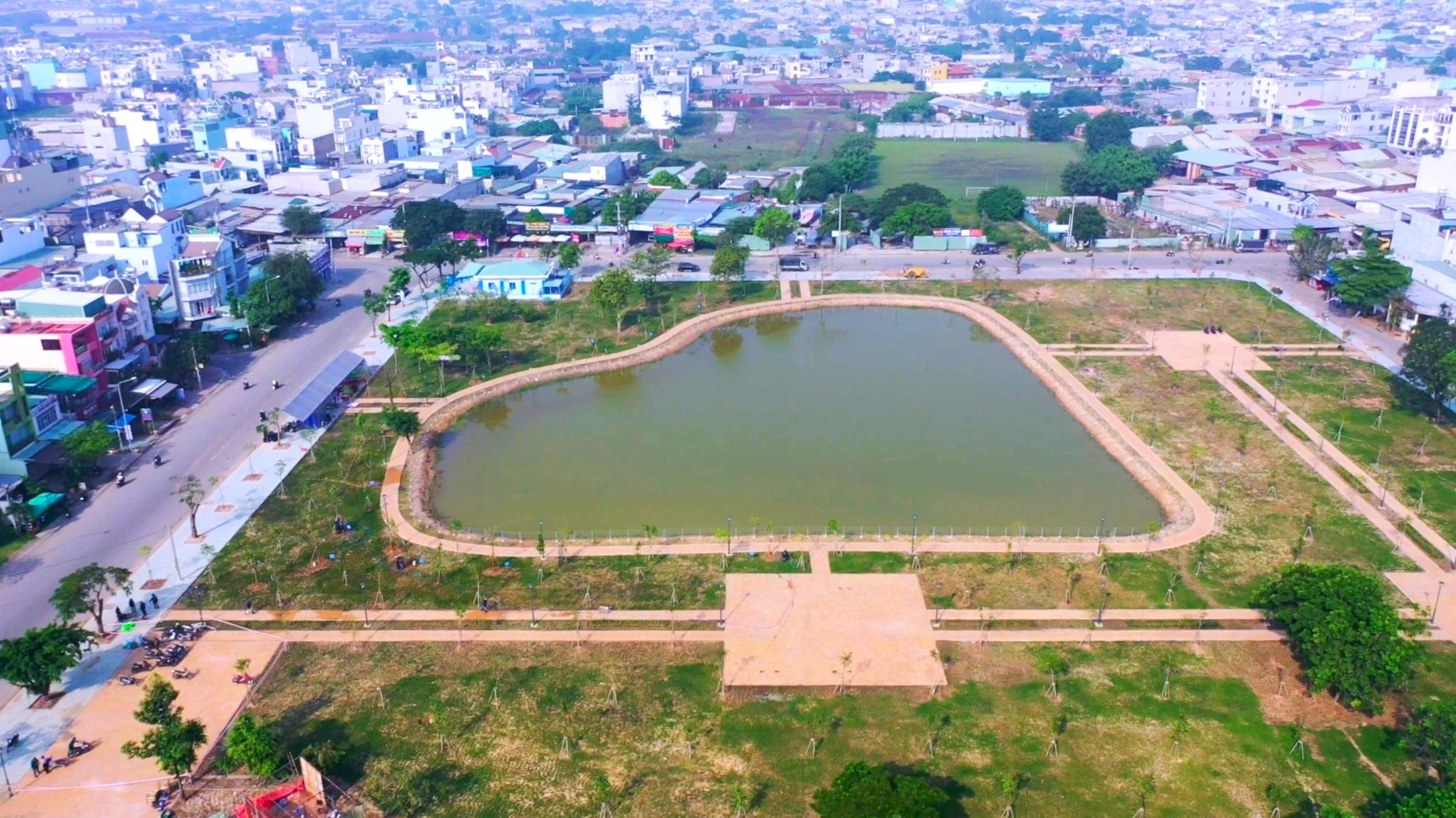 Làm công viên ở TP.HCM, cả nhà nước và tư nhân đều chậm- Ảnh 1. Công viên trung tâm dự án khu dân cư Vĩnh Lộc (Q.Bình Tân, TP.HCM) nhìn từ trên cao