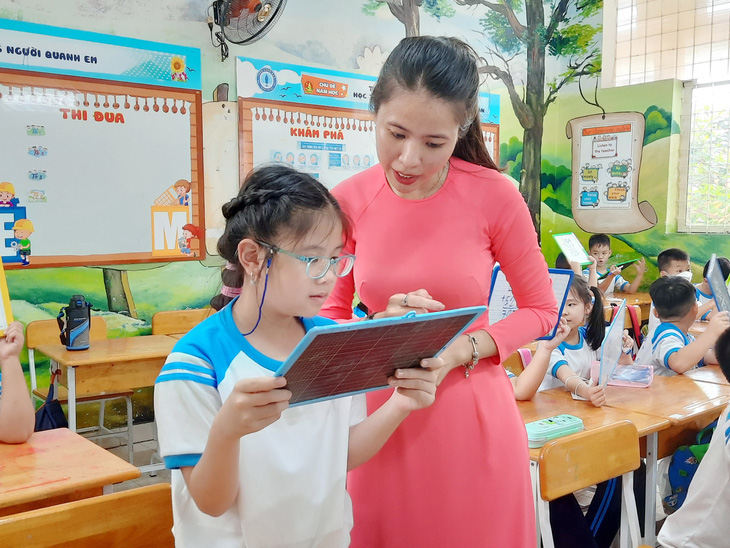 Làm giáo viên, sao lại chán?- Ảnh 1. Xin đừng nhìn con mắt phiến diện, bên ngoài mà đánh giá nghề giáo an nhàn - Ảnh: NHƯ HÙNG