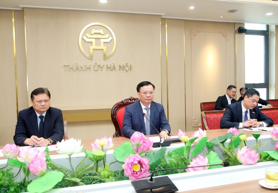 Bí thư Thành ủy Hà Nội Đinh Tiến Dũng phát biểu tại buổi tiếp.