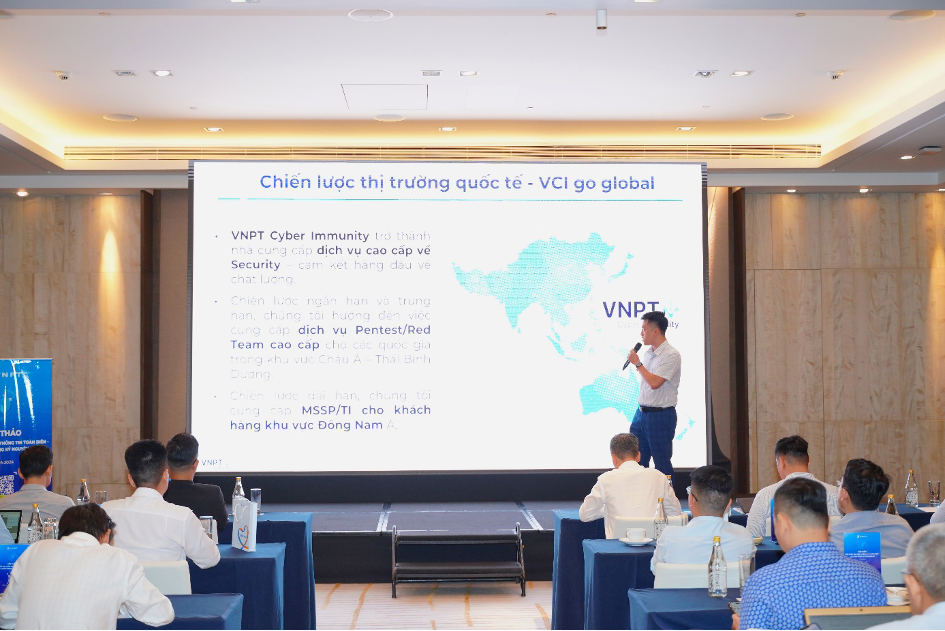 Mr. Pham Trung Duc - Director of VNPT information security services presented solutions and strategies to respond and prevent security and information security risks for businesses.