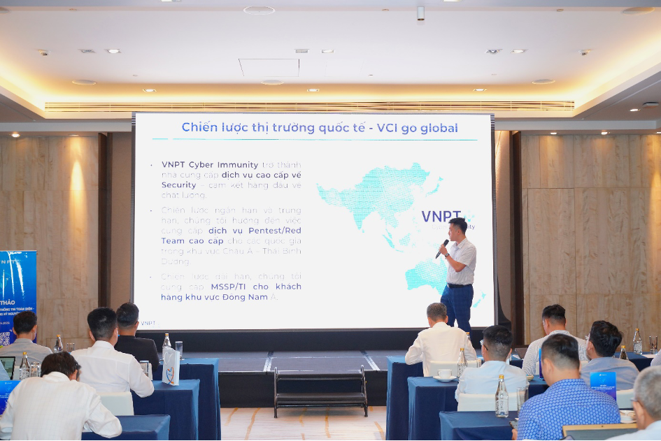 Làm thế nào để bảo vệ dữ liệu khi tham gia môi trường không gian mạng- Ảnh 1. Ông Phạm Trung Đức - Giám đốc dịch vụ an toàn thông tin VNPT trình bày về giải pháp và chiến lược ứng phó, ngăn ngừa nguy cơ an ninh, an toàn thông tin cho doanh nghiệp