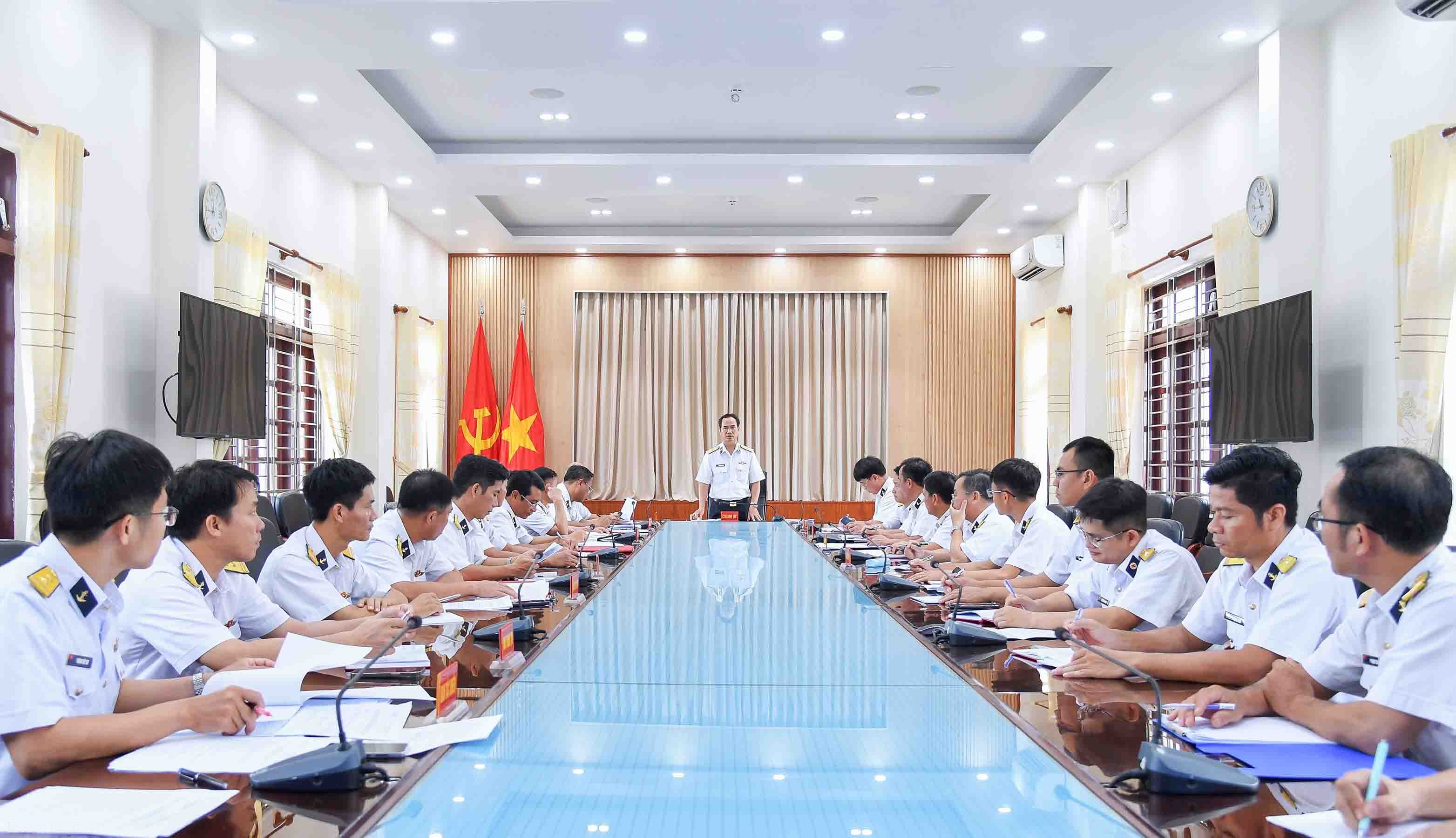 Chuẩn Đô đốc Nguyễn Hữu Thoan giao nhiệm vụ cho các cơ quan, đơn vị