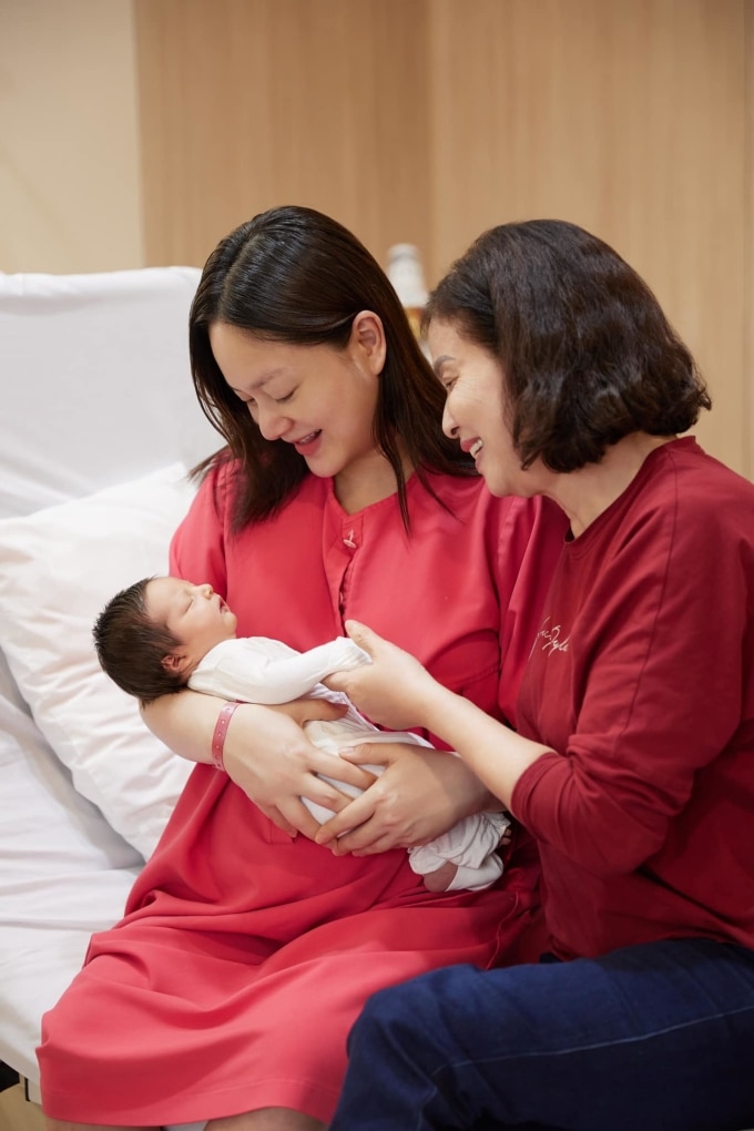 Lan Phương (trái) bên mẹ đẻ và con gái Mia, sinh ngày 5/3. Ảnh: Nhân vật cung cấp