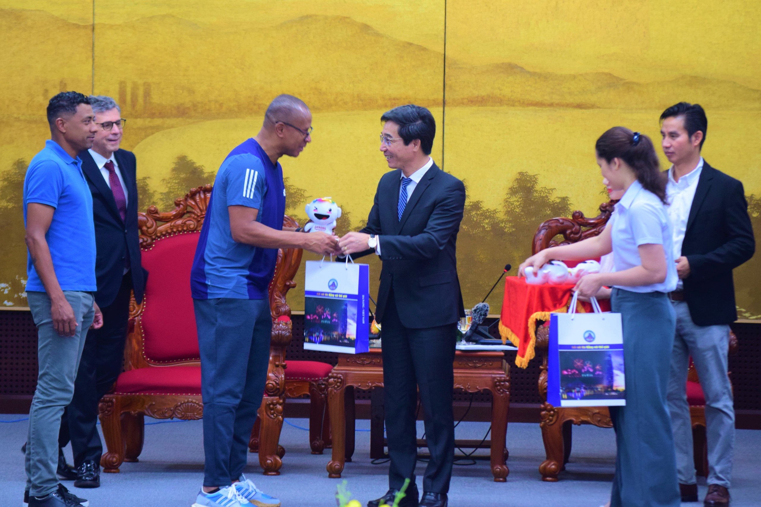 Les dirigeants de la ville de Da Nang se sont rencontrés et ont offert des cadeaux à de célèbres footballeurs brésiliens