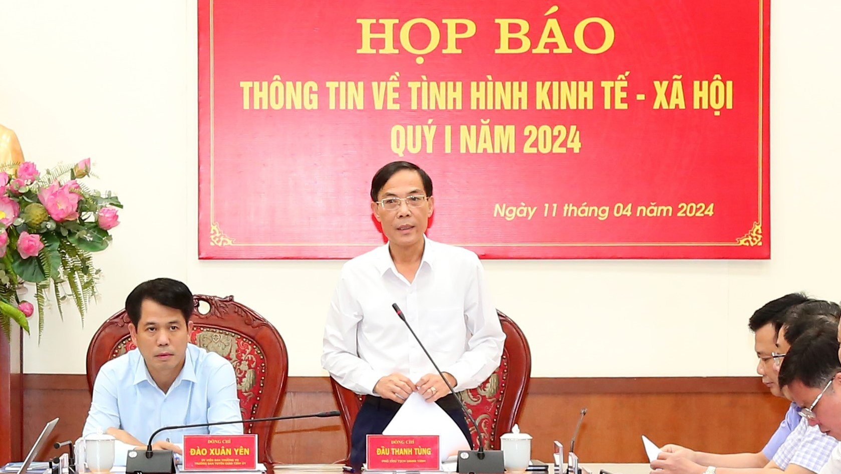 Lãnh đạo tỉnh yêu cầu làm rõ vụ tấm biển ghi Phó chủ tịch UBND tỉnh Thanh Hóa Đầu Thanh Tùng (người đứng) phát biểu tại cuộc họp báo chiều 11-4 - Ảnh: HÀ ĐỒNG