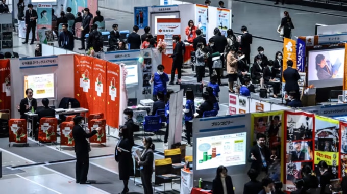 Các doanh nghiệp ở Nhật Bản tham dự hội chợ việc làm ở tỉnh Saitama vào tháng 3/2024. Ảnh: Yuki Kohara