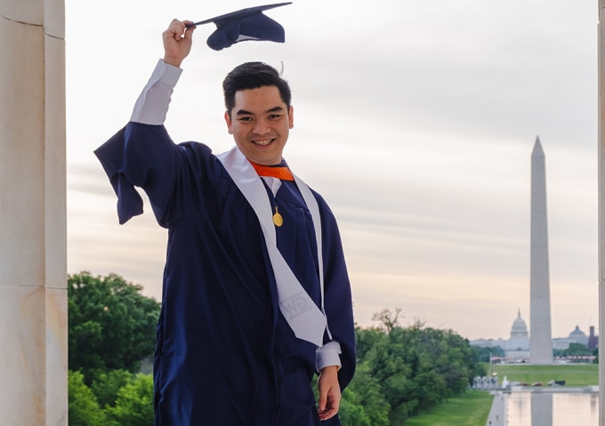 Anh Tuấn Anh chụp ảnh lưu niệm tại lễ tốt nghiệp toàn trường ở Đài tưởng niệm Washington, phía xa là Tháp bút chì, biểu tượng của thủ đô Washington. Ảnh: Nhân vật cung cấp