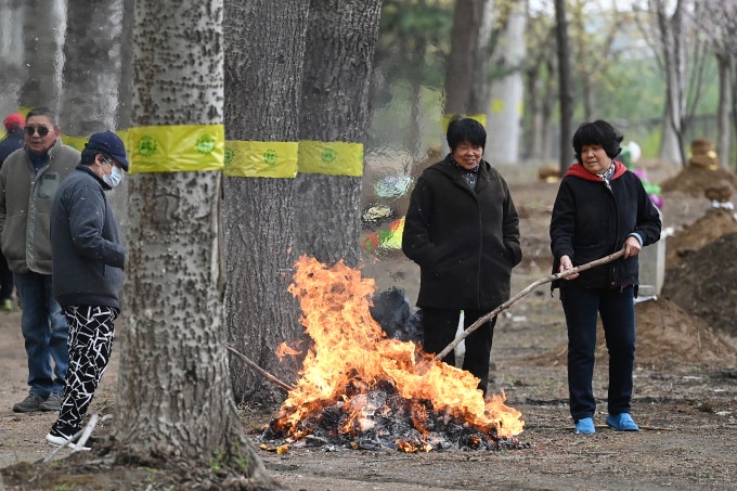 Dân Trung Quốc đốt vàng mã trong tiết Thanh Minh tại một nghĩa trang ở Bắc Kinh, ngày 5/4/2023. Ảnh: AFP