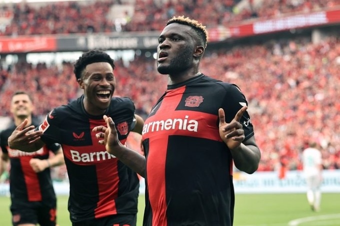 Boniface (phải) mừng bàn trong trận Leverkusen thắng Bremen 5-0 ở vòng 29 Bundesliga tối 14/4 trên sân BayArena. Ảnh: Bundesliga