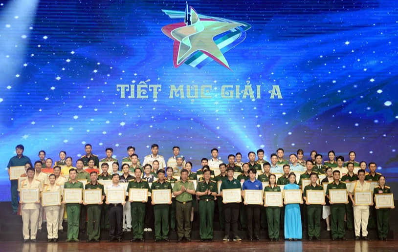 Tặng thưởng cho các đơn vị tham gia liên hoan nghệ thuật quần chúng - Ảnh: BTC Tặng thưởng cho các đơn vị tham gia liên hoan nghệ thuật quần chúng - Ảnh: XUÂN DUY
