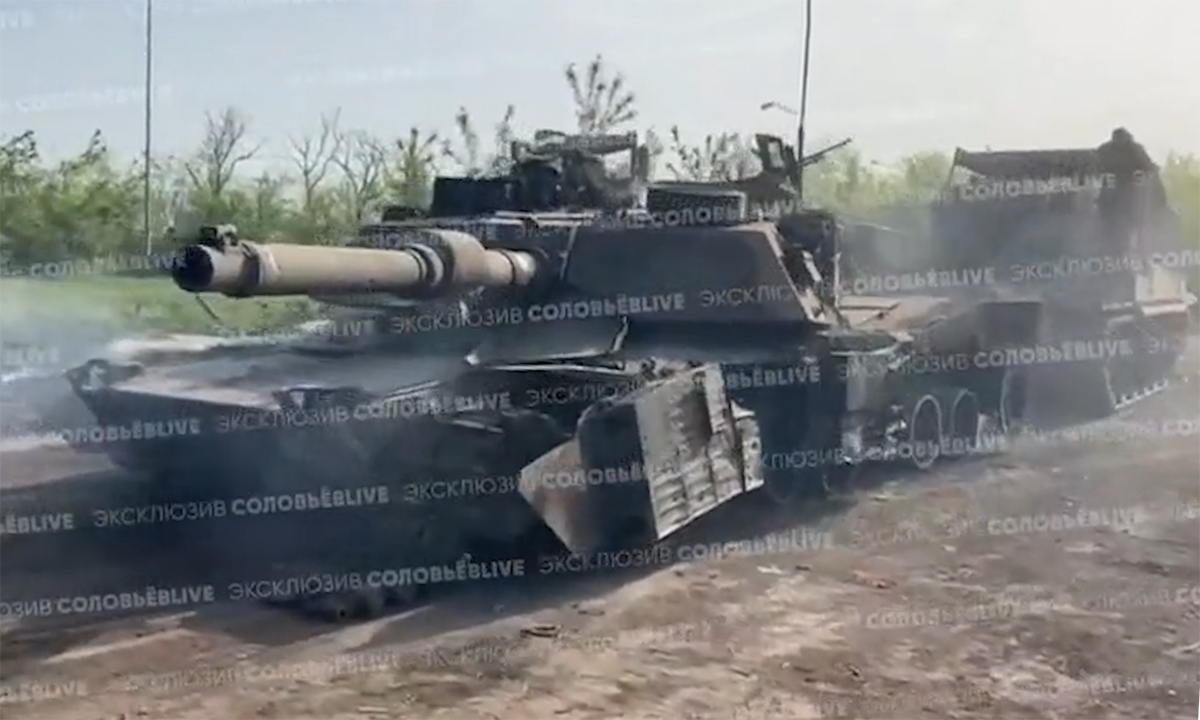 ទាហានរុស្ស៊ីទាញរថក្រោះ M1 Abrams របស់អ៊ុយក្រែនទៅខាងក្រោយ