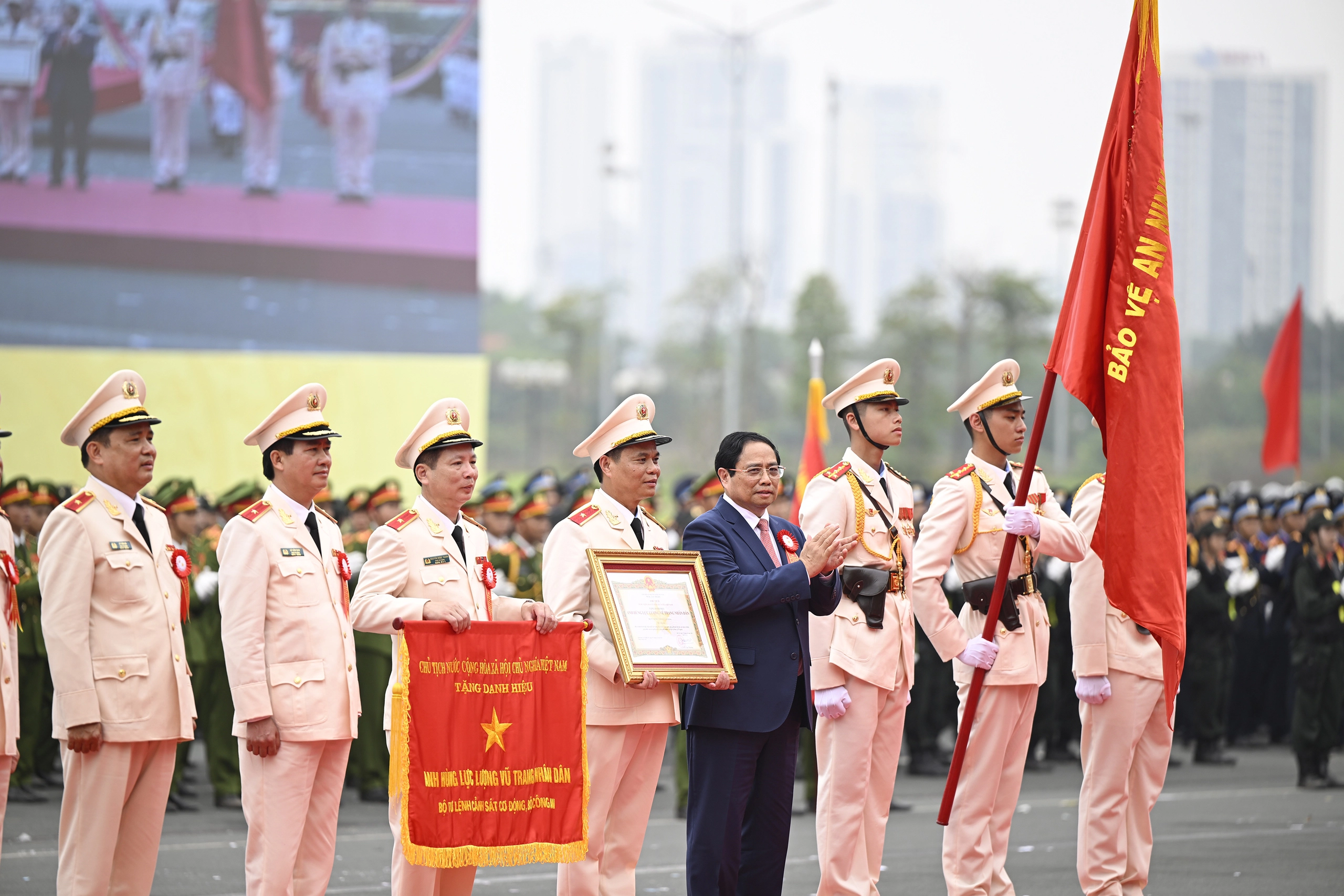Thủ tướng: Lực lượng cảnh sát cơ động phải tinh nhuệ, vũ khí hiện đại- Ảnh 1. Thủ tướng: Lực lượng cảnh sát cơ động phải tinh nhuệ, vũ khí hiện đại- Ảnh 1.