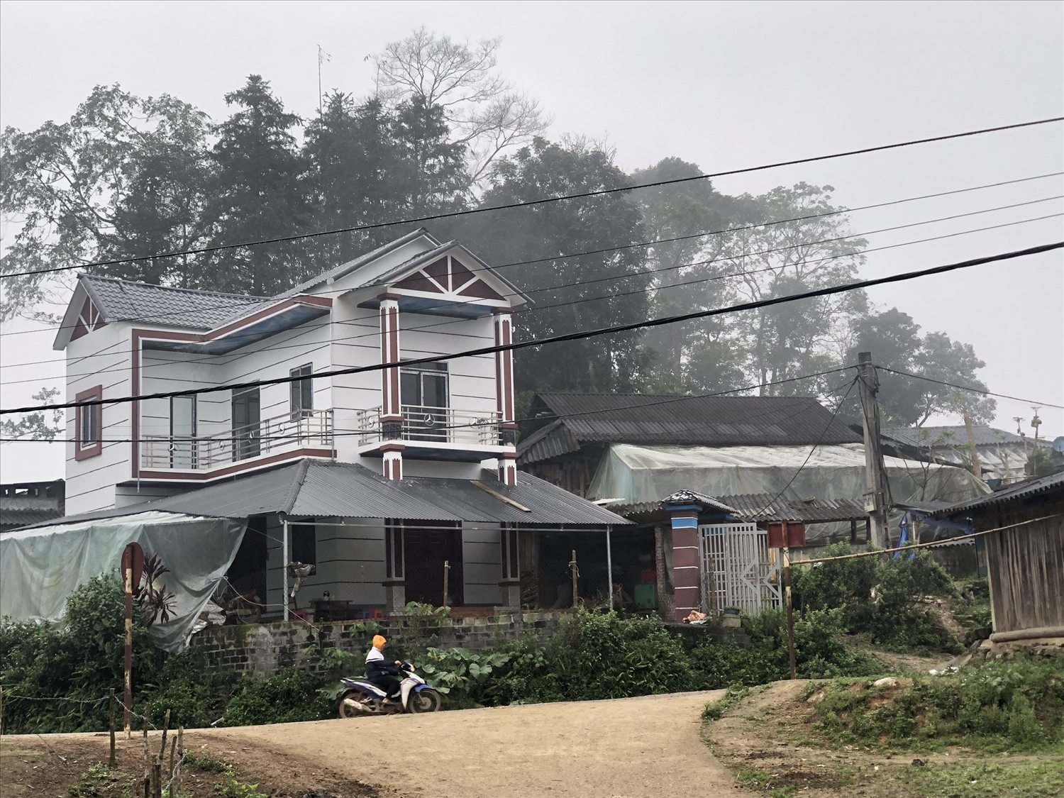 Nhiều ngôi nhà mới khang trang đang dần xuất hiện ở xã nghèo Lùng Khấu Nhin Nhiều ngôi nhà mới khang trang đang dần xuất hiện ở xã nghèo Lùng Khấu Nhin