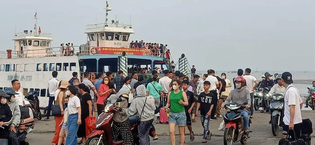 Lượng khách qua phà Đồng Bài ra Cát Bà tăng gấp đôi ngày thứ hai kỳ nghỉ lễ- Ảnh 1. Lượng khách qua phà Đồng Bài ra Cát Bà tăng gấp đôi ngày thứ hai kỳ nghỉ lễ- Ảnh 1.