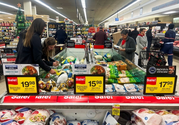 Verbraucher kaufen am 22. November 11 in einem Supermarkt in Chicago, Illinois ein. Foto: Reuters