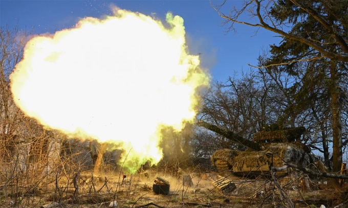 Xe tăng T-72 Nga nã đạn về vị trí Ukraine ngày 1/4. Ảnh: BQP Nga