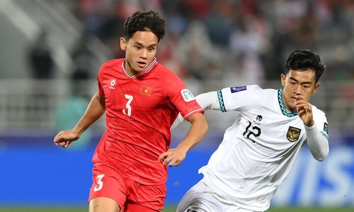 Minh Trọng (trái) vắng mặt ở vòng chung kết U23 châu Á 2024.