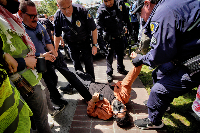 Sinh viên Đại học Nam California bị cảnh sát bắt khi tham gia cuộc biểu tình phản chiến trong khuôn viên trường ngày 24/4. Ảnh: AFP