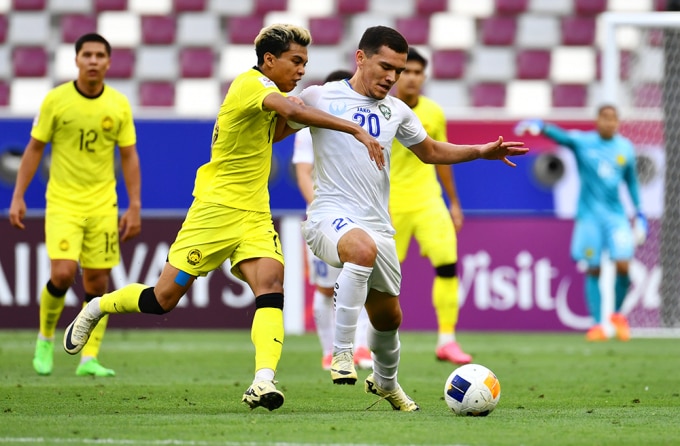 Malaysia (áo vàng) bất lực trong việc ngăn cản Uzbekistan, thua 0-2 ở trận ra quân giải U23 châu Á tại Qatar ngày 17/4. Ảnh: AFC