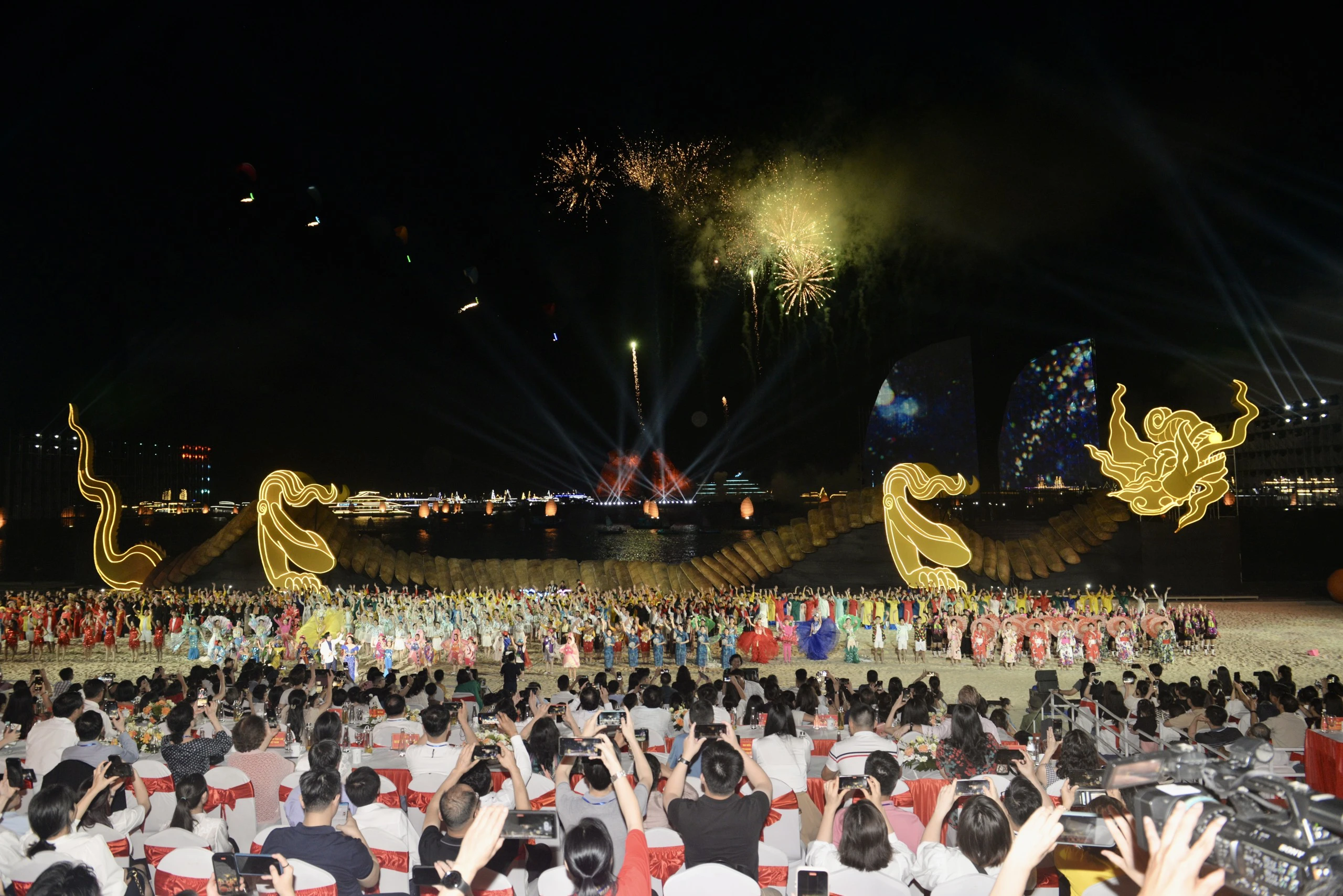 Mãn nhãn với Carnaval Hạ Long 2024 rực rỡ trên bờ, dưới biển- Ảnh 1. Mãn nhãn với Carnaval Hạ Long 2024 rực rỡ trên bờ, dưới biển- Ảnh 1.