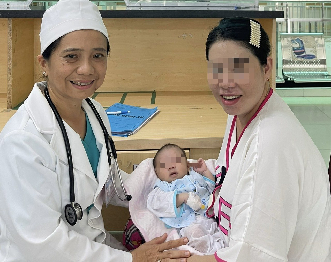 Mạng lưới bác sĩ chuyên khoa nhi ở Đồng bằng sông Cửu Long còn quá ít- Ảnh 1. Một trường hợp trẻ sơ sinh nhẹ cân, vàng da nặng được thay máu thành công tại Bệnh viện Nhi đồng Cần Thơ - Ảnh: T.L.