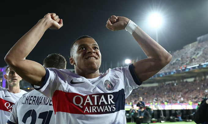 Kylian Mbappé celebra el último gol de la victoria del PSG por 4-1 sobre el Barça, marcador total de 6-4, partido de vuelta de los cuartos de final de la Liga de Campeones en el Estadio Olímpico Lluis Companys, Barcelona, ​​​​España, la noche del 16 de abril de 4. Foto: AFP