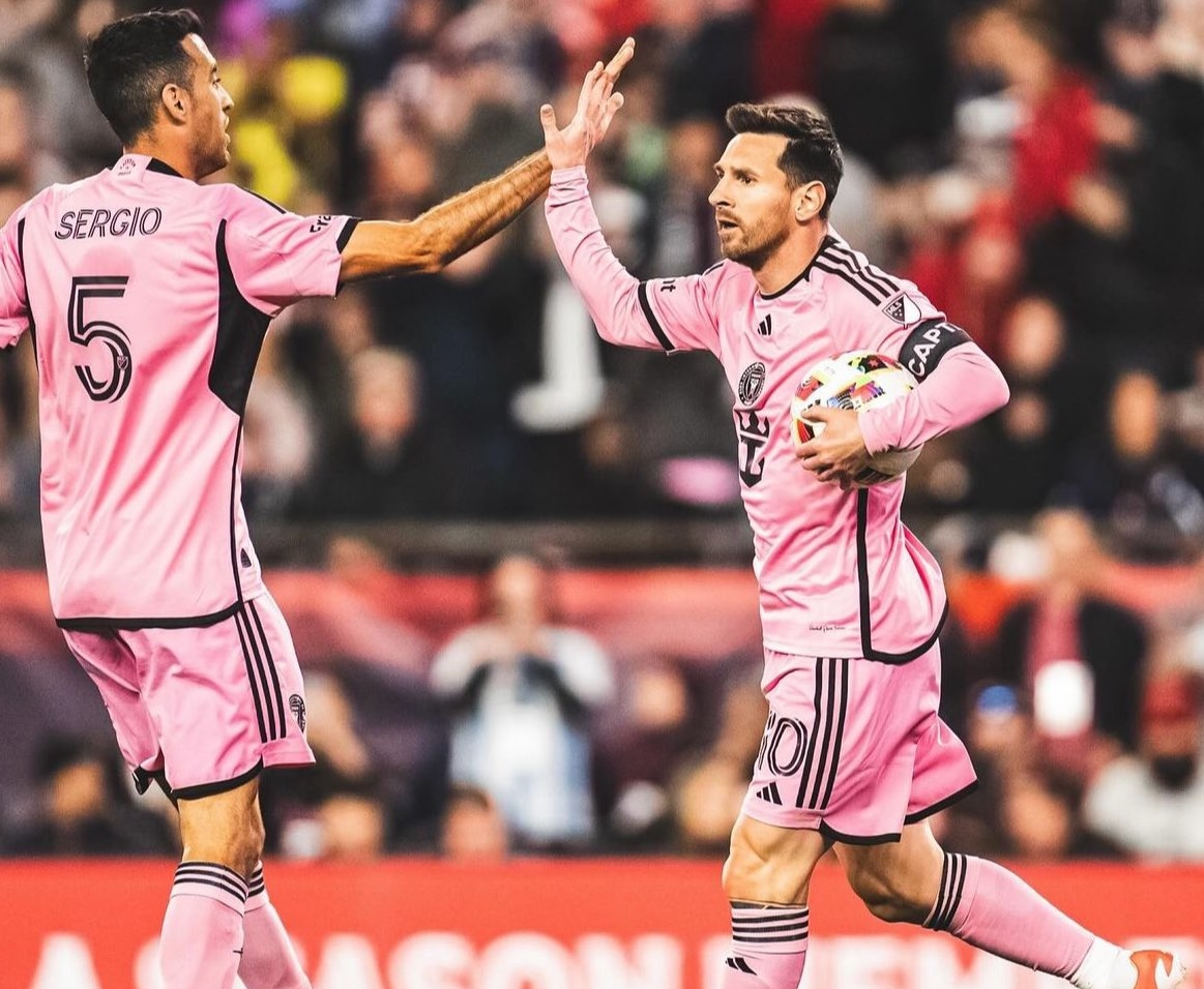 Messi (derecha) brilló con un doble gol y una asistencia para ayudar al Inter Miami a remontar para derrotar al New England Revolution con un sólido marcador de 4-1.