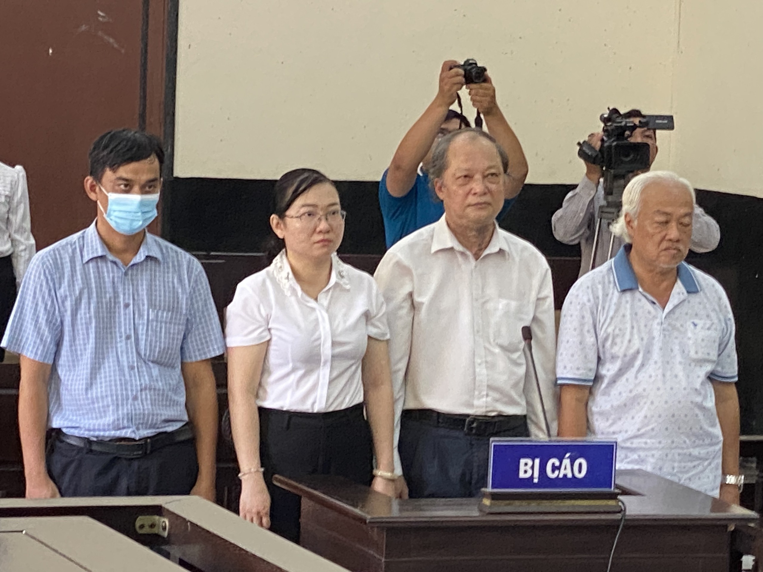 Miễn hình phạt 4 cựu cán bộ CDC Tiền Giang nhận hơn 2 tỉ của Việt Á- Ảnh 1. Miễn hình phạt 4 cựu cán bộ CDC Tiền Giang nhận hơn 2 tỉ của Việt Á- Ảnh 1.